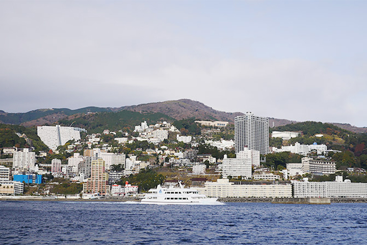 地元の人＆昔のガイドブックで“レトロ旅” 熱海で味わう昭和バブルの「心地いい名残り」