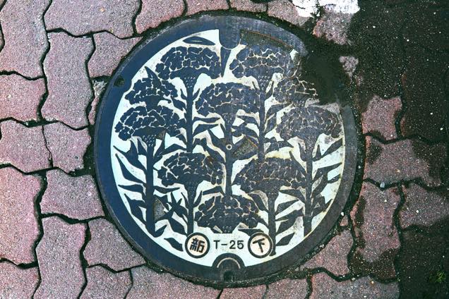 旧新湊市のデザイン蓋