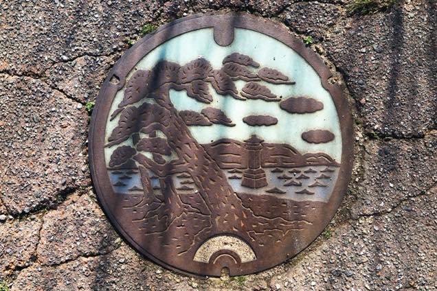 海王丸駅周辺のデザイン蓋