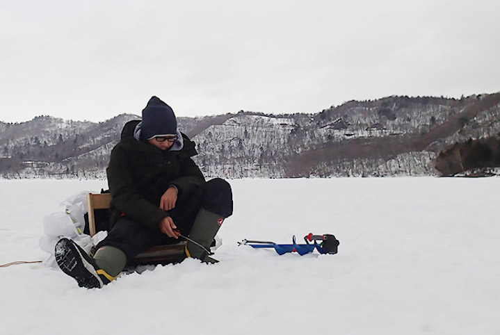 魚との真剣勝負！　生まれて初めてワカサギ釣りに挑戦する