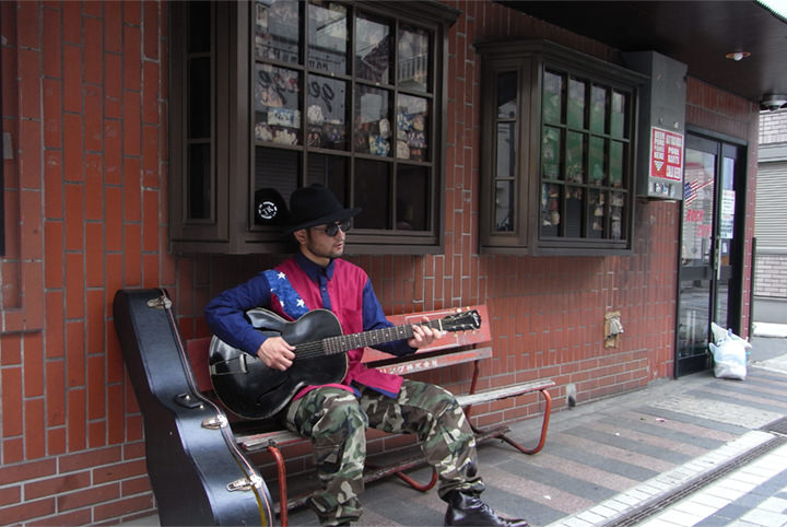 パスポートのいらない外国!? 横須賀・どぶ板通りのディープ旅