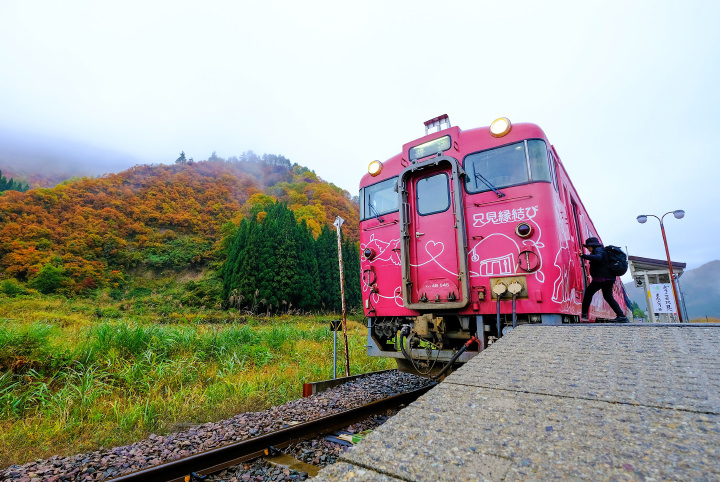 ローカル線「只見線」の車窓から紅葉を楽しむ