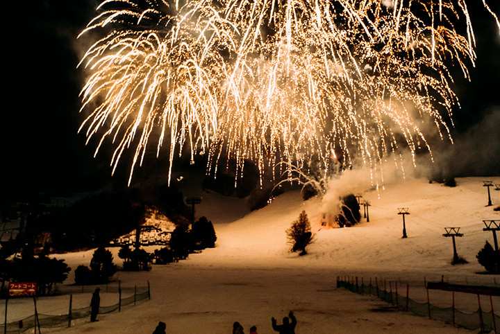 ゲレンデを彩る冬の花火がロマンチック！大満足間違いなしの夫婦スノボ旅
