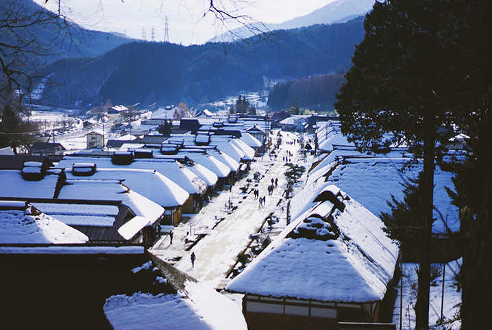 時代を超えて愛される街。伝統とロマン感じる冬の会津・大内宿へ