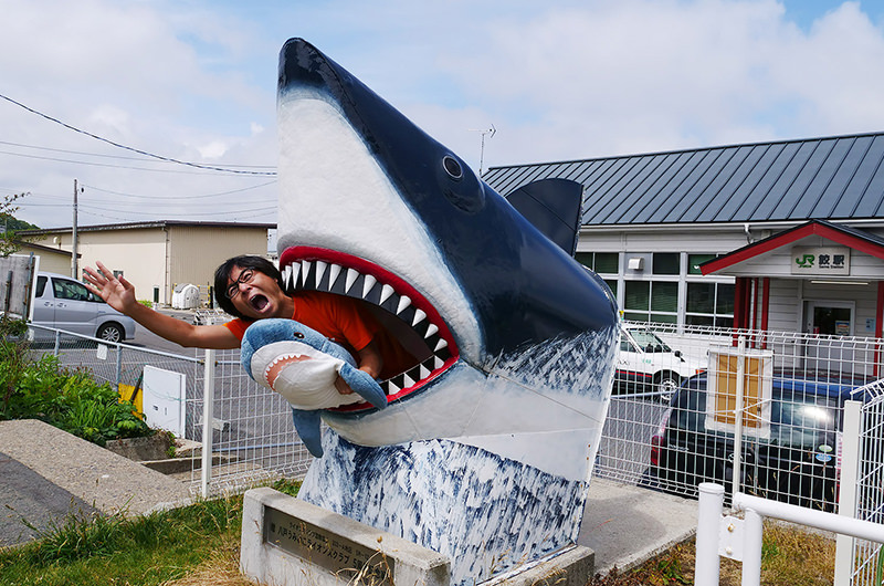 話題の「ぬい撮り」旅とは？サメのぬいぐるみと一緒に「鮫駅」へ！