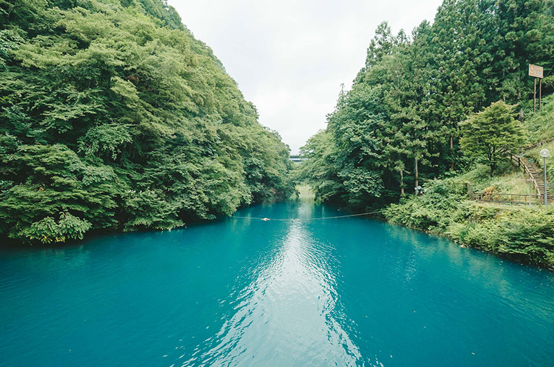 この秋見たい「四万ブルー」の絶景。身も心も癒される温泉ひとり旅