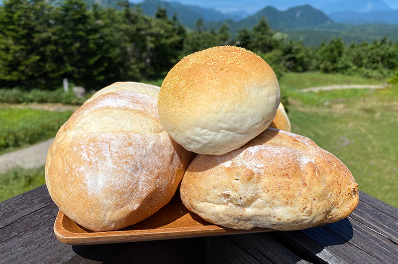 日本一標高の高いパン屋さんで、山の空気とハイジのパンを味わう
