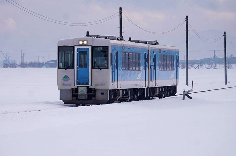 冬の山形・列車旅。車窓からの雪の山形城跡にうっとり