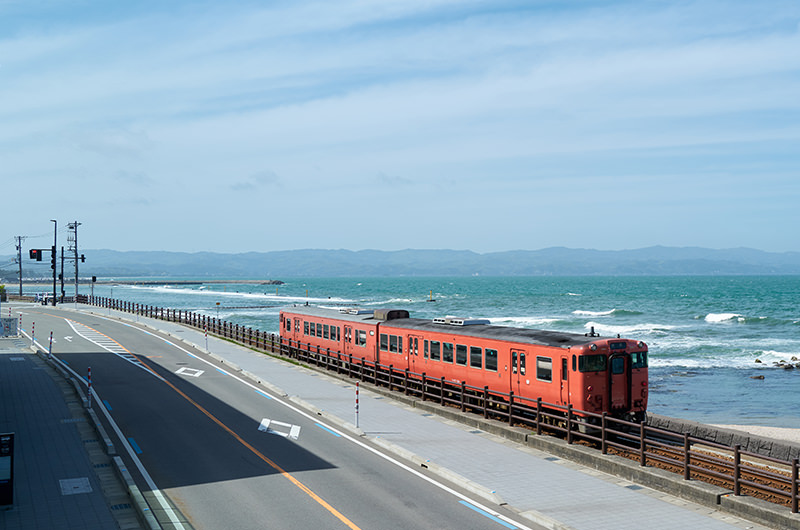 【絶景写真スポット】富山・雨晴海岸で海を背景に列車が撮れる！
