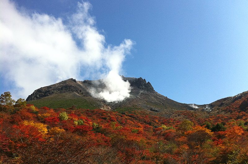 噴気を上げる茶臼岳
