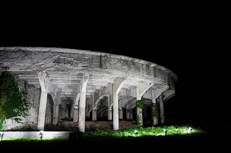 【佐渡・絶景旅】杉の木立に囲まれた古寺、迫力の北沢浮遊選鉱場