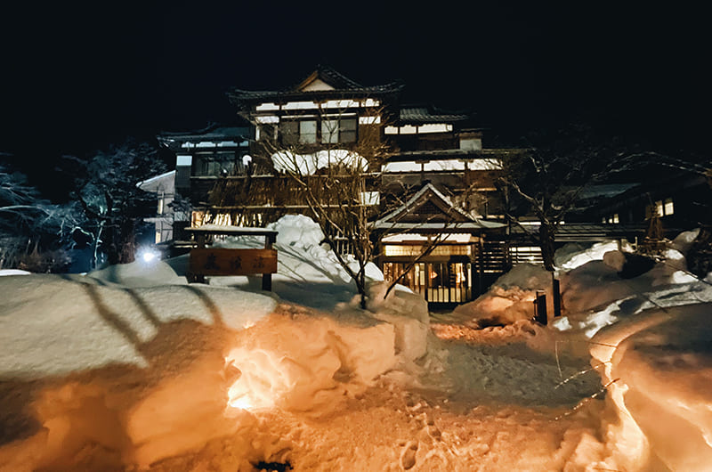 新潟の秘湯。越後長野温泉・嵐渓荘の雪見風呂に癒やされる旅へ