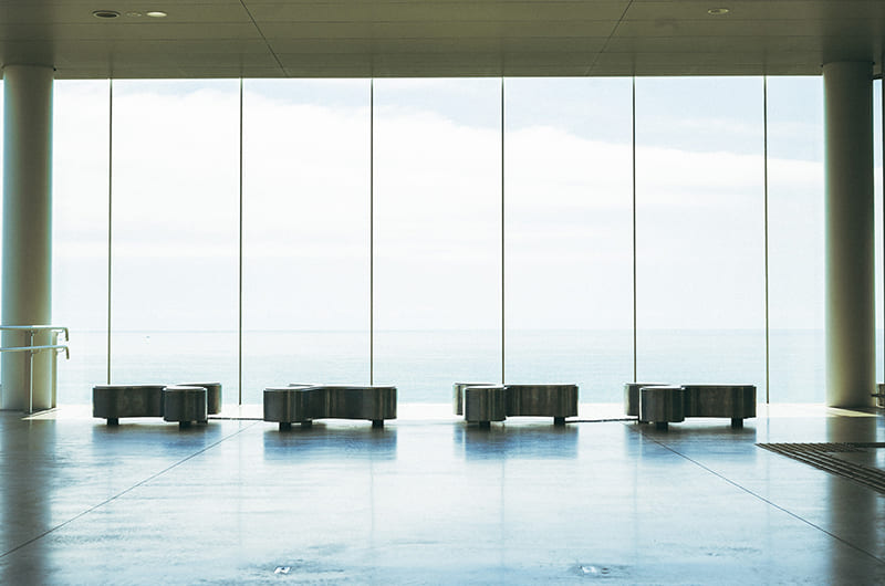 海を見に行く近場旅・日立駅。ガラス張りの駅舎から太平洋を一望