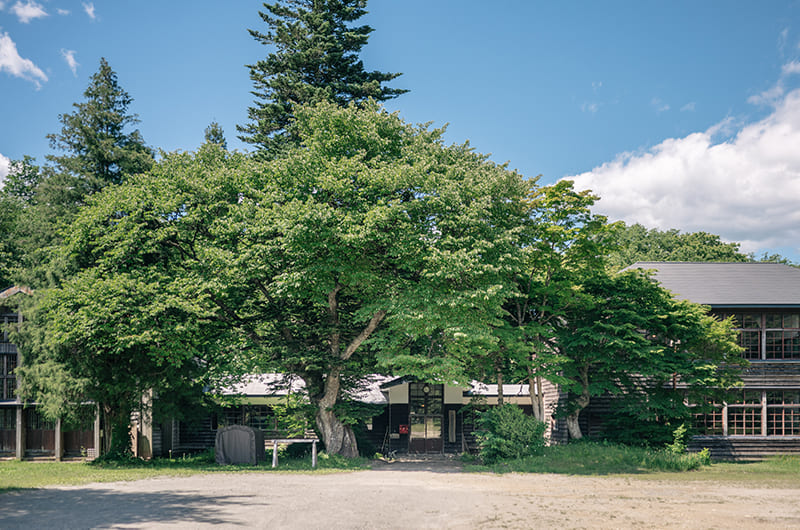思い出の潟分校の懐かしい景色と田沢湖ブルー。秋田県仙北市の旅