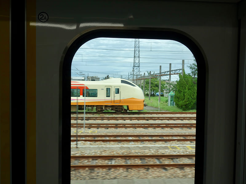 車窓に見える、特急「いなほ」