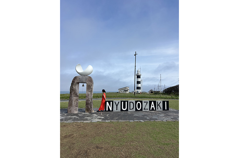 入道崎でモニュメントと一緒に記念撮影するえり様