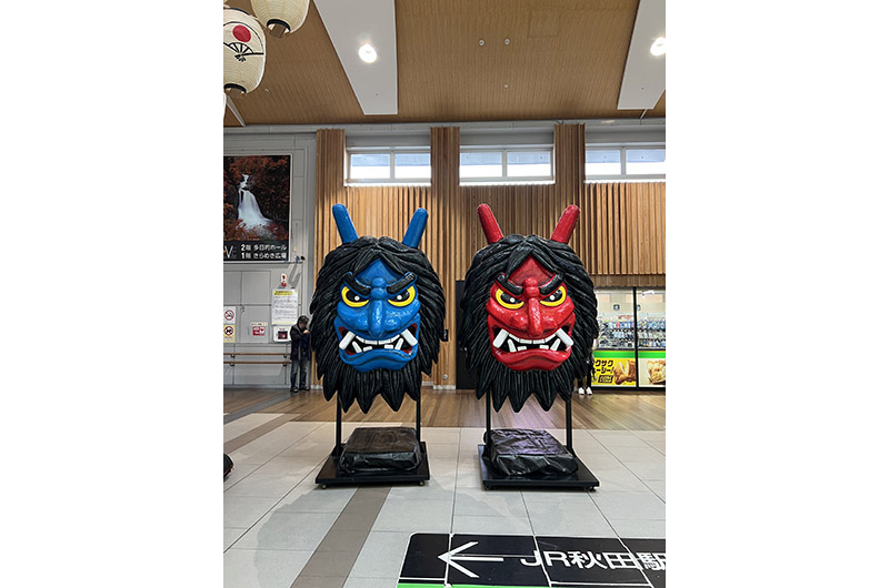 秋田駅のなまはげのオブジェ