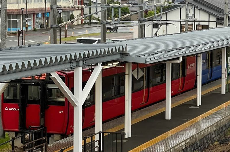 赤と青で彩られた車両