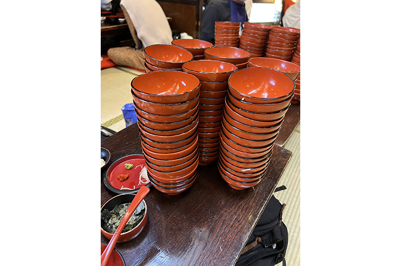 大量に積み上がったわんこそばの空の器