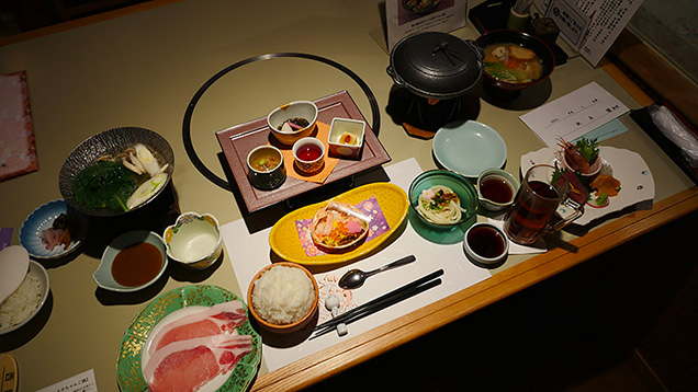 テーブルに並んだホテルの豪華な夕食