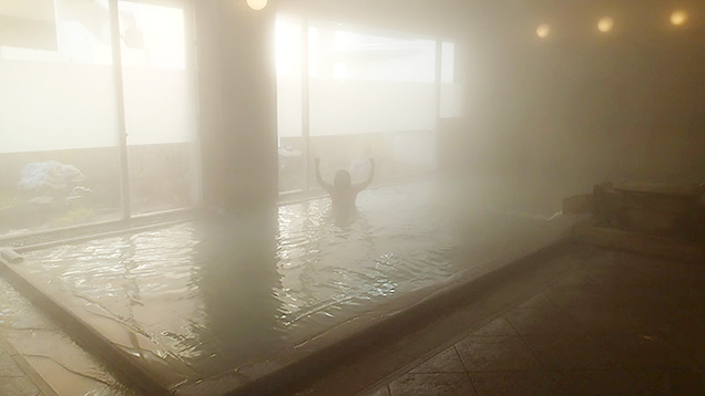 鳴子観光ホテルの内湯につかってガッツポーズする筆者