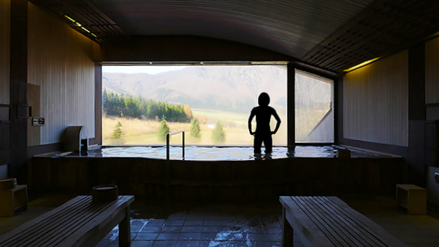 湯船から外の景色を眺める筆者