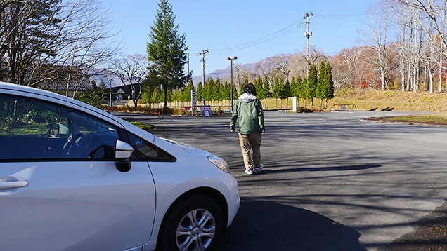 車から降りて様子をうかがう筆者