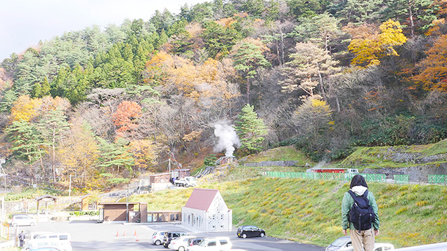 鳴子温泉の湯けむりを眺める筆者