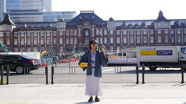 浴衣姿で東京駅前に立つ筆者