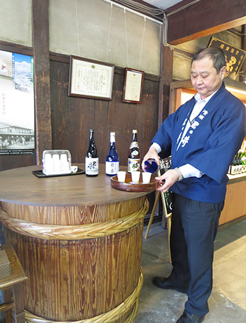 日本酒を試飲する
