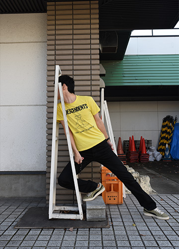 玉こんにゃくの顔ハメ看板に顔をあてがう様子