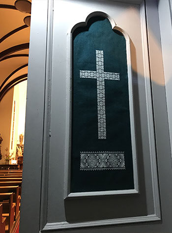 カトリック弘前教会の扉