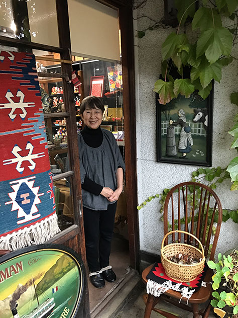 民芸店おくせの店主、奥瀬陽子さん