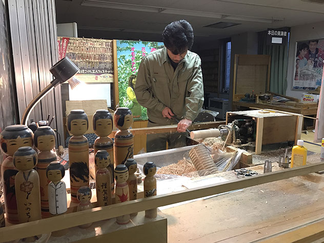 こけし工人による実演