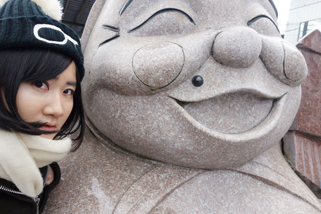 謎の像と自撮りする筆者