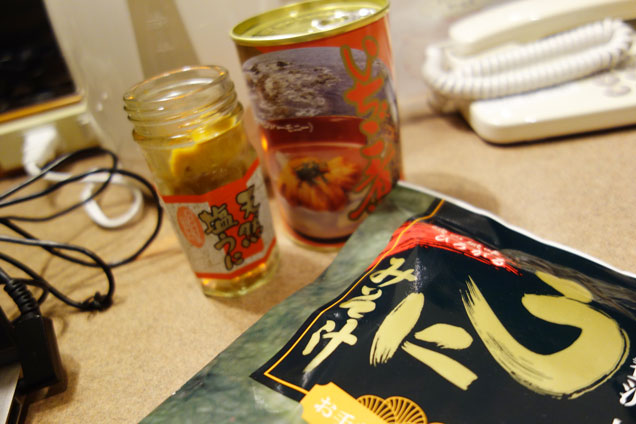 瓶詰めのウニ、いちご煮の缶、ウニの味噌汁