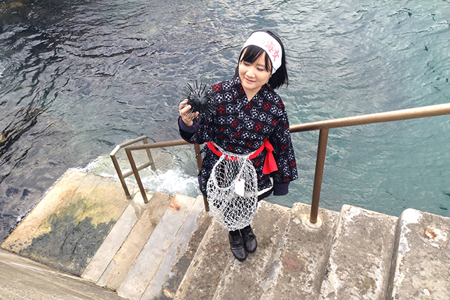 ウニを持つ著者