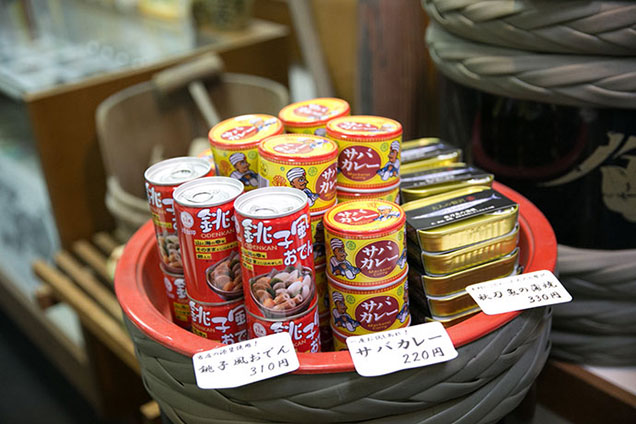 醤や醤油と一緒に缶詰が売られていた