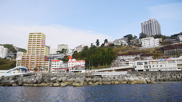 穏やかな海とは対象的に急な坂道の多い熱海の街並み