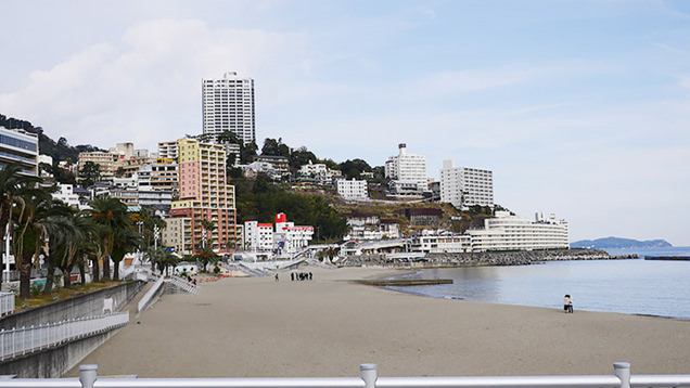 熱海の海に沿って広がるサンビーチ