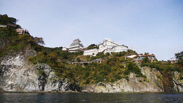 青い空の似合う錦ヶ浦とその上にそびえる熱海城