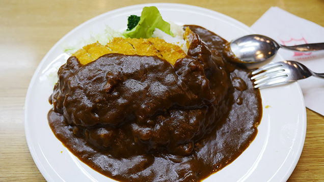 大きいカツにルーがたくさんかかった昔ながらのカツカレー