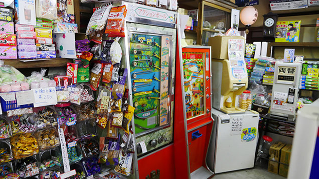 昔懐かしいゲーム機が所狭しと並ぶ店内