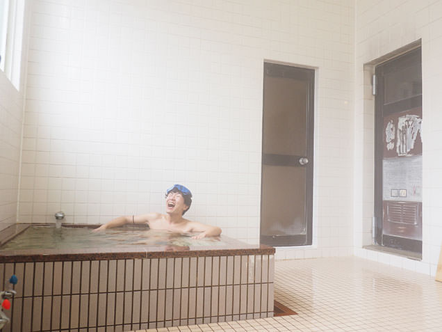 徳乃湯温泉の水風呂に浸かる風呂デューサー・毎川直也