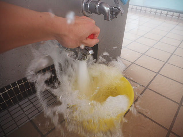 風呂桶に注がれる出町温泉の源泉そのもののお湯