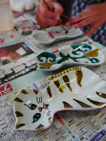 猫の絵付けがされた九谷焼色絵豆皿