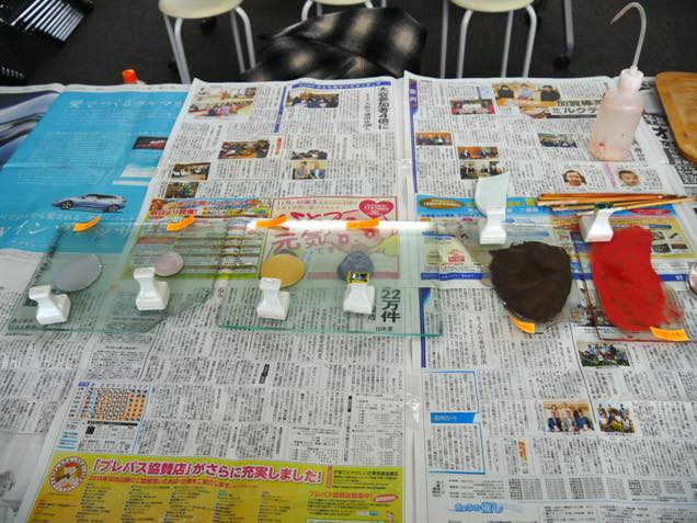 机の上に並べられた和絵具の数々