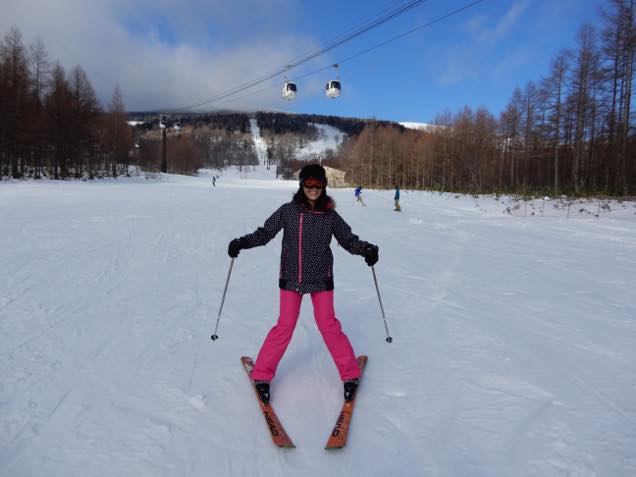 グランデコスノーリゾートのスキー教室で滑りカメラ目線を送る日笠麗奈