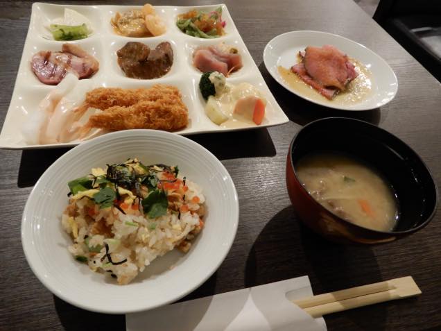 裏磐梯レイクリゾート内のレストラン「ヒバラダイニング」のビュッフェ