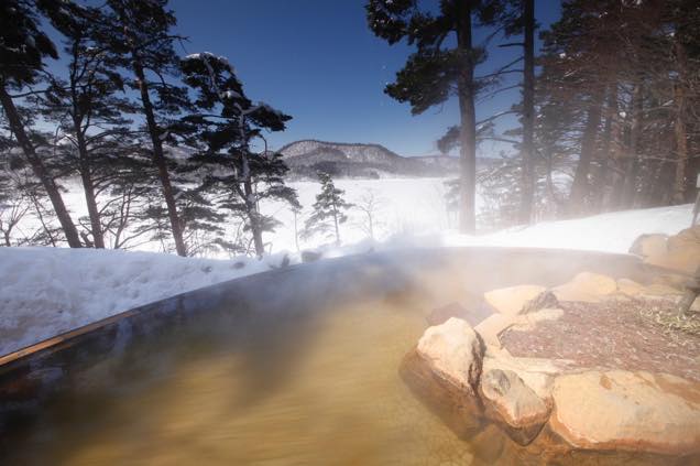 桧原湖を眼下に望む露天風呂「ひばらみの湯」